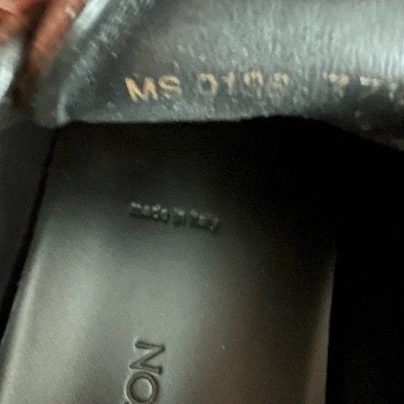 Authentic Louis Vuitton sneakers - Picture 6 of 7